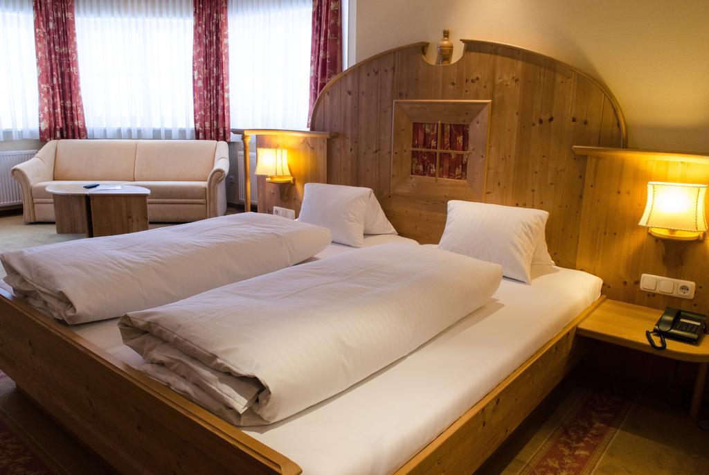 Alpin Panoramahotel Laerchenhof Heiligenblut Oda fotoğraf